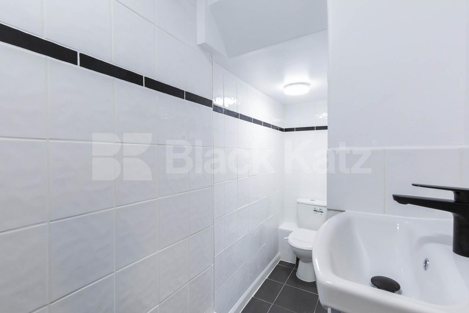 Newly refurbished one bed with a study room mins to tube and shops  York Mews, Kentish Town